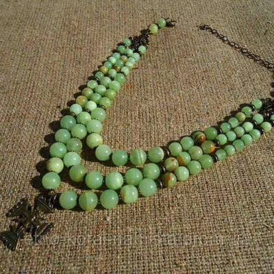 Necklace of green onyx natural gemstone with Gutsul cross 3 threads